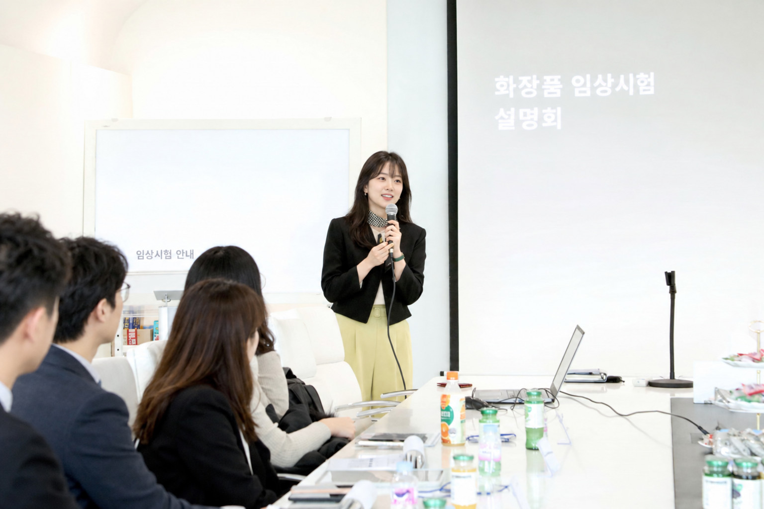 임상시험 설명회 사진을 바탕으로 인물과 발표 문구를 편집한 이미지
